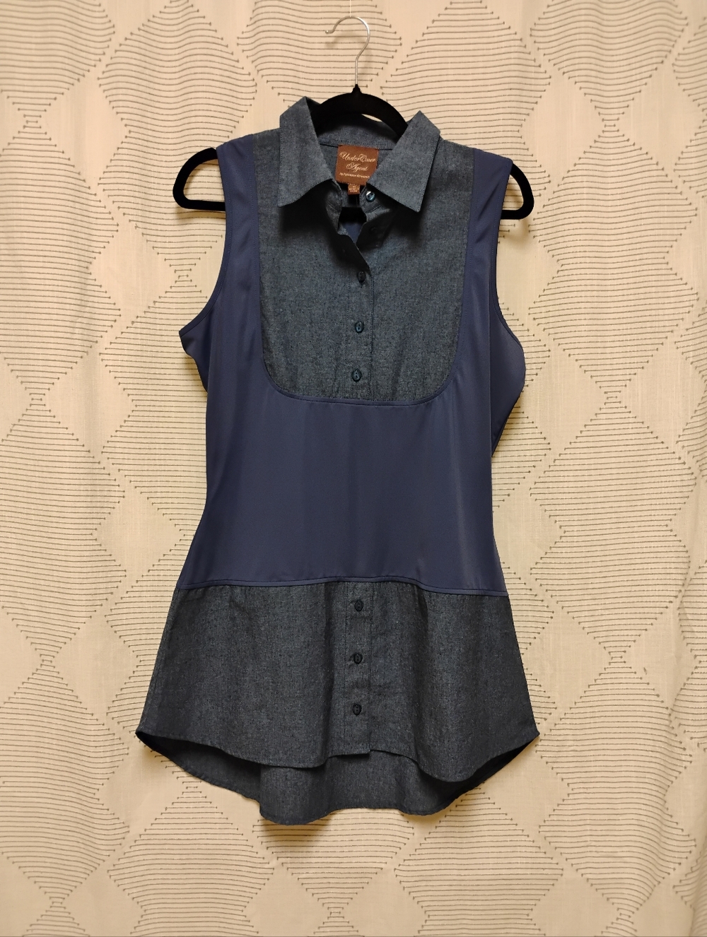 Undercover Agent Sleeveless Two-Tone Navy Button Front Top Women's Size Medium